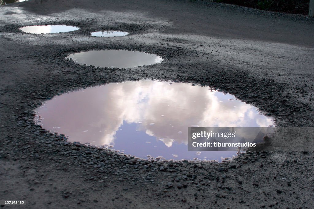 Azul cielo reflejan después de las lluvias