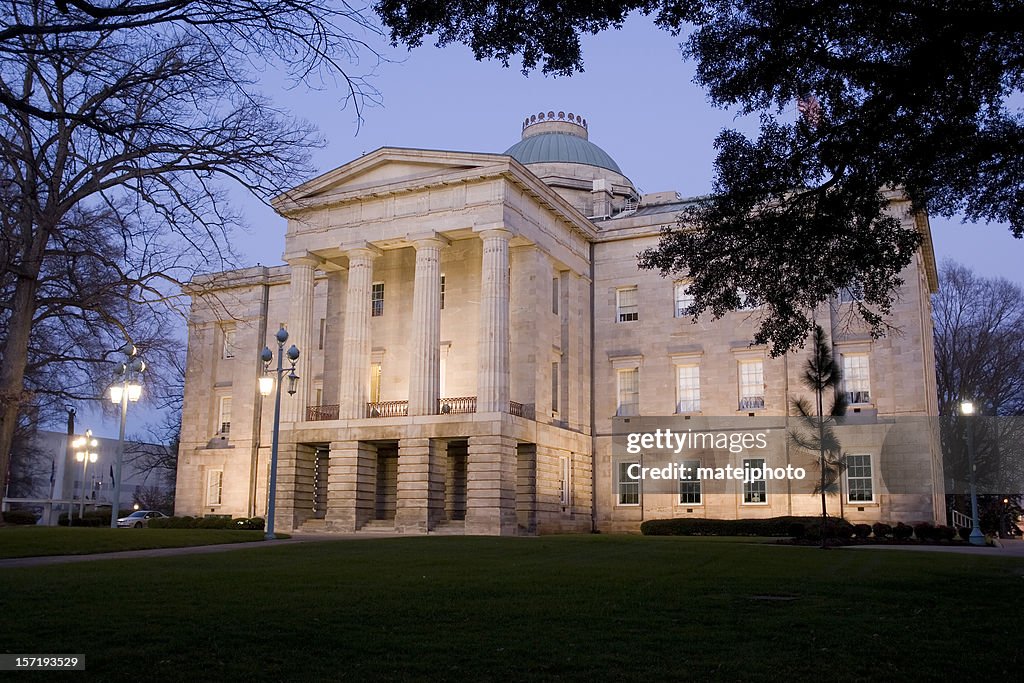 Capitolio del Estado de Carolina del Norte en el atardecer 01
