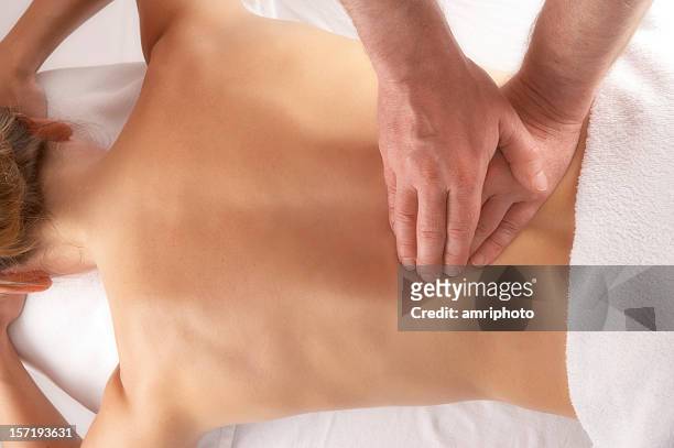 massage des unteren rücken - bandscheibenvorfall stock-fotos und bilder
