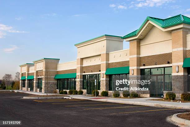 nuevo tira mall y al estacionamiento sin servicio de valet en la zona - tienda outlet fotografías e imágenes de stock