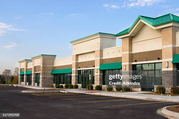 brand-new strip mall and parking in the suburbs - outlet stockfoto's en -beelden