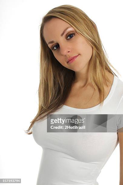 braless weißes t-shirt - braless women stock-fotos und bilder