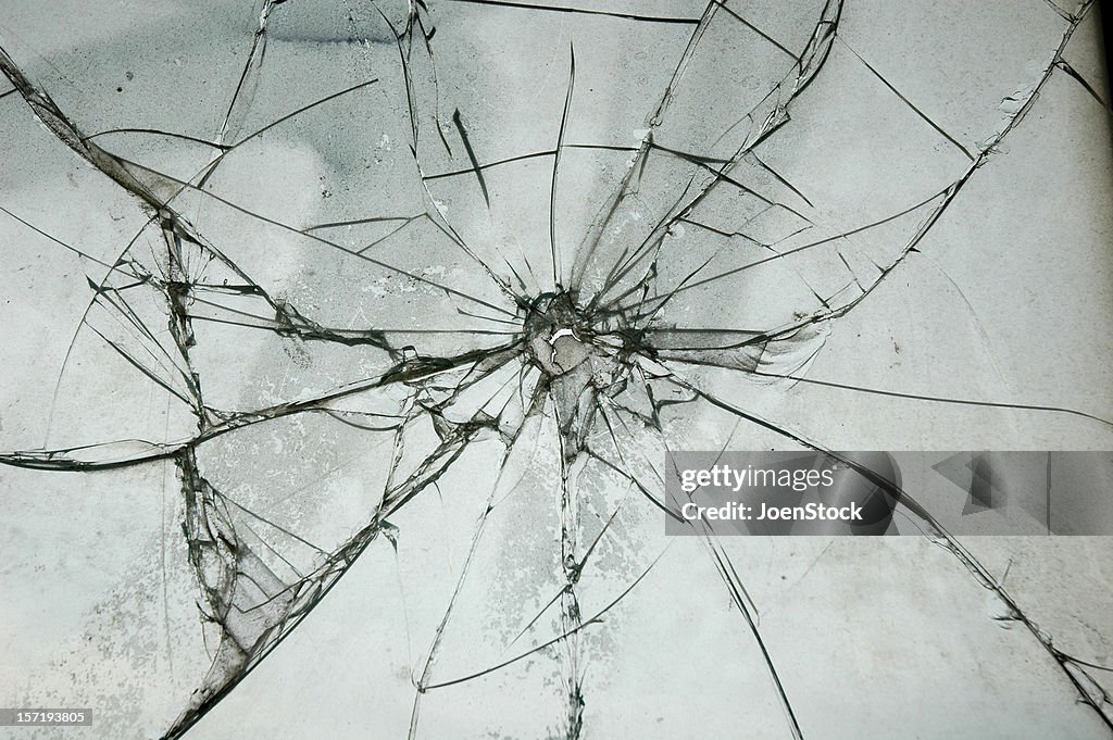 Broken ventana de vidrio tubulares Shooting impacto orificio de grietas