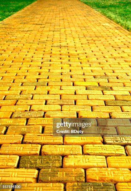 amarillo ladrillo road - bricks fotografías e imágenes de stock