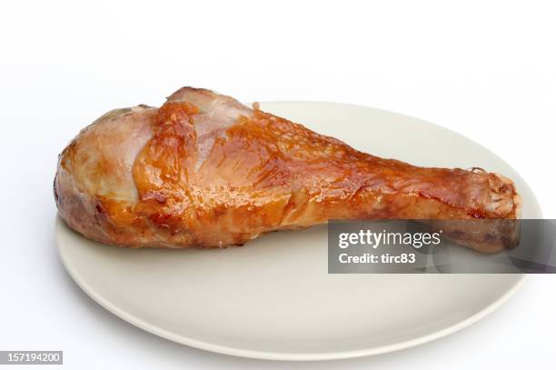 gekochter truthahn bein auf einer platte - hühnchenunterschenkel stock-fotos und bilder