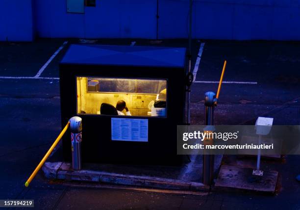 cabina de protección de personal, por la noche, con entrada de puerta, cerrado - security guard fotografías e imágenes de stock