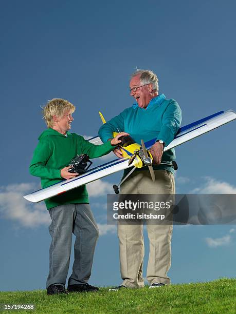 homem e menino com avião de modelo - man builds his own plane imagens e fotografias de stock