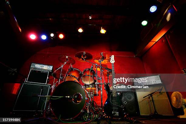 vor dem rock-konzert - bassgitarre stock-fotos und bilder