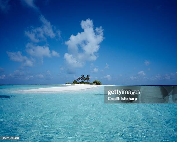 einsames island, malediven - einsame insel stock-fotos und bilder