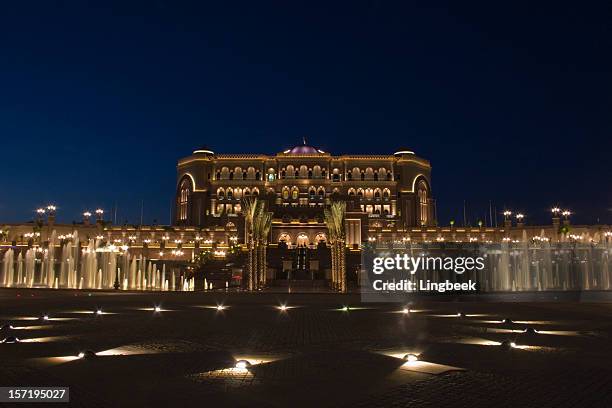 abu dhabi emirates palace - palacio stock-fotos und bilder