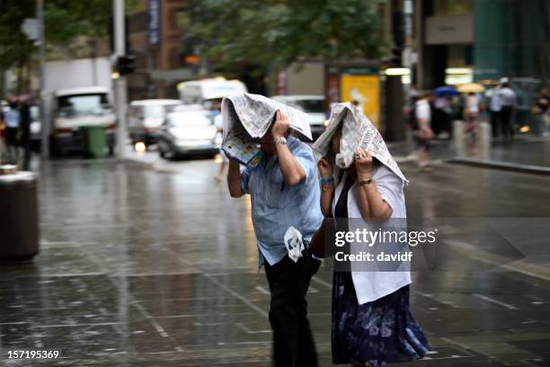 caught in regen - auffangen stock-fotos und bilder