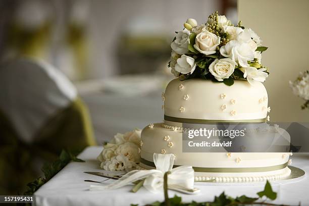 flower cake - wedding cakes stock pictures, royalty-free photos & images