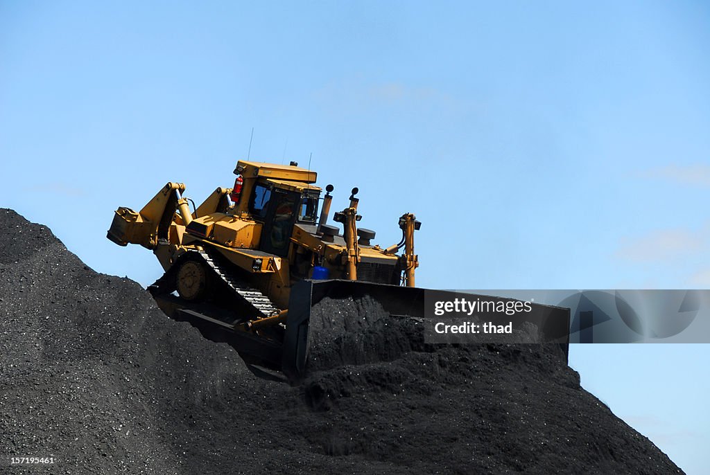 Bulldozing ein Berg von Kohle