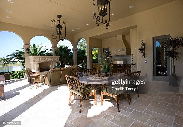 sala de estar con patio al aire libre en una finca hogar - nápoles florida fotografías e imágenes de stock