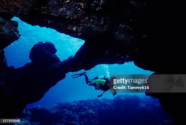 clavadista en cuevas submarinas macho - volcán submarino fotografías e imágenes de stock