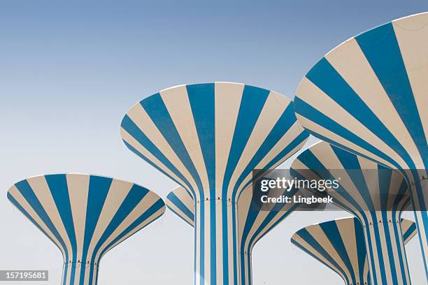 acqua astratto kuwait towers - kuwait foto e immagini stock