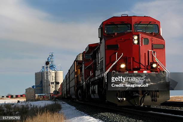 red train en pistas en alberta, canadá - locomotive fotografías e imágenes de stock