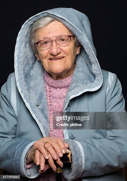 nonna con bastone da passeggio - nonni bastone foto e immagini stock