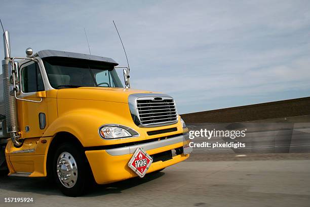 yellow gasoline tanker truck  w/dot 1203 sign - toxic waste 個照片及圖片檔