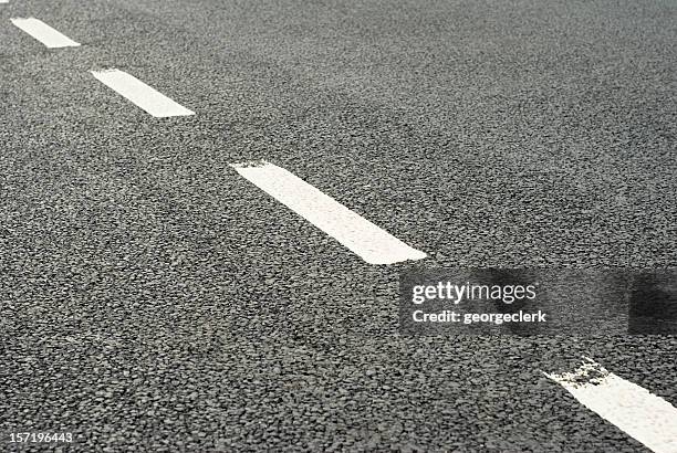 road marcas: línea divisoria - dividing line road marking fotografías e imágenes de stock