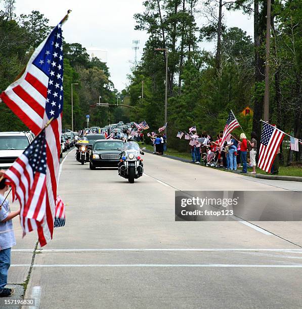 desfile de automóviles con los policías y pabellones. desfile, de funeral. estados unidos. - cabalgata fotografías e imágenes de stock