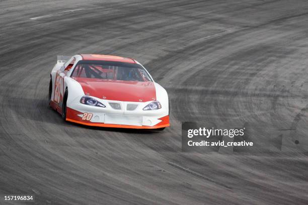 motorsports-red and white race car - course de stock cars stockfoto's en -beelden