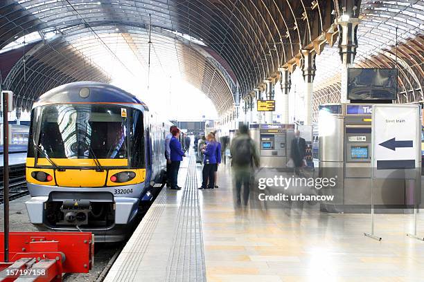 train station tunnel - treinstation stockfoto's en -beelden