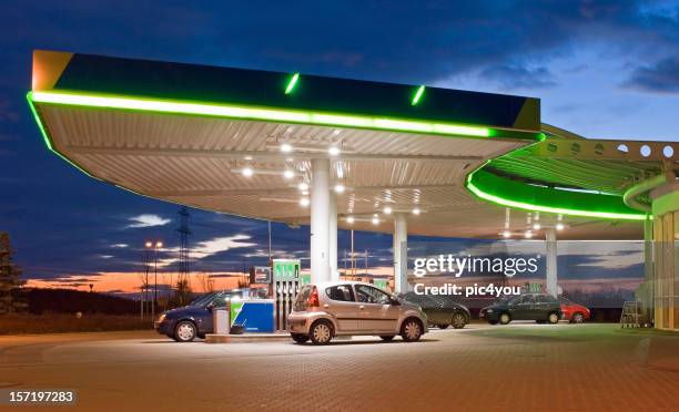 petrol station - tweebaansweg stockfoto's en -beelden