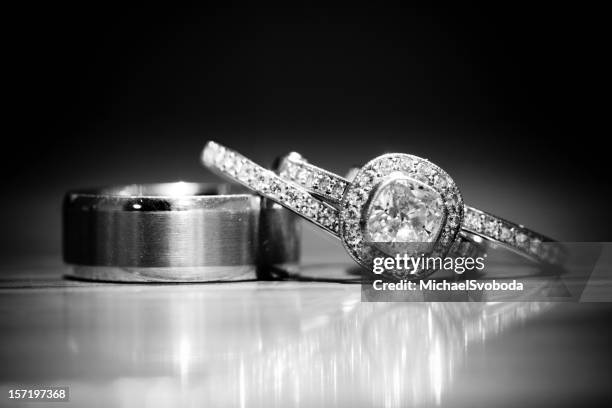 b & con anelli - fede nuziale foto e immagini stock