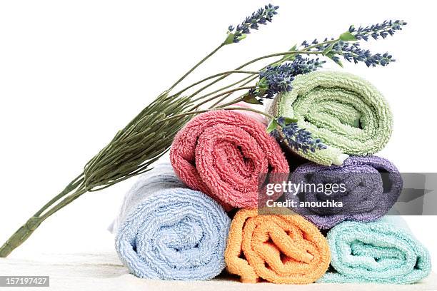 handtücher und lavendel - bath towels stock-fotos und bilder