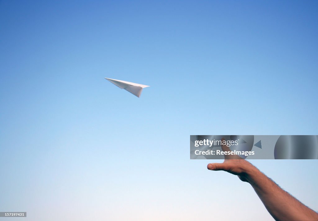 Lanzar un avión de papel