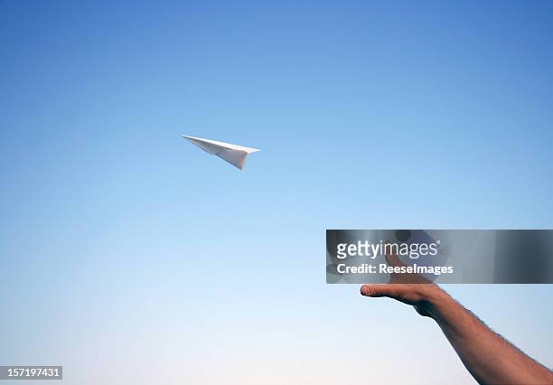 投げる、紙飛行機 - paper plane ストックフォトと画像