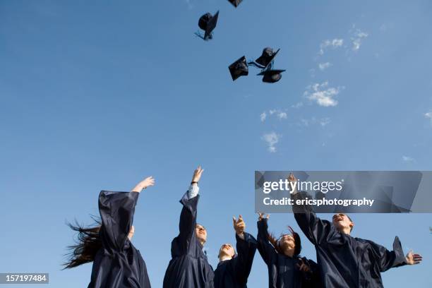 chapeau traditionnel lancer - blue sky friends photos et images de collection