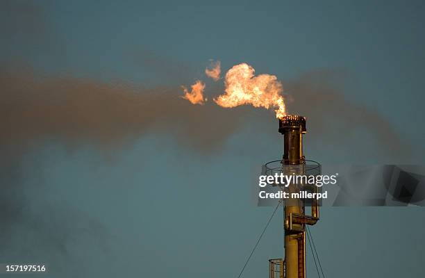 refinería de exacerbación - farallón fotografías e imágenes de stock