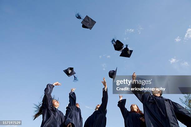 chapeau traditionnel lancer - toque de diplômé photos et images de collection