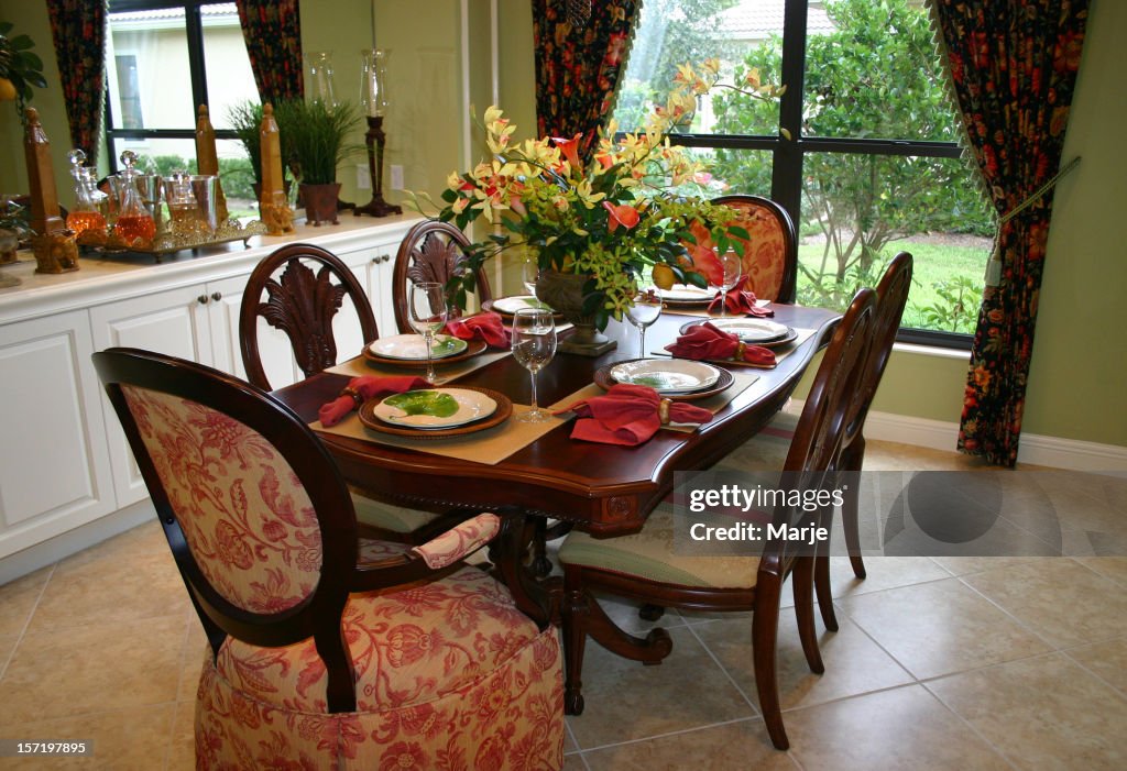 Sala da pranzo con vista sul giardino