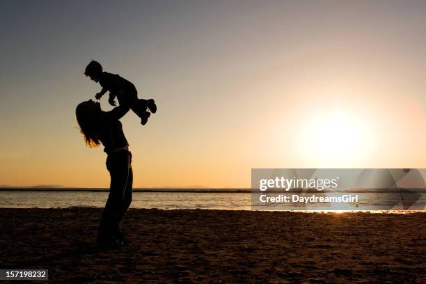 madre y niño - mothers day beach fotografías e imágenes de stock