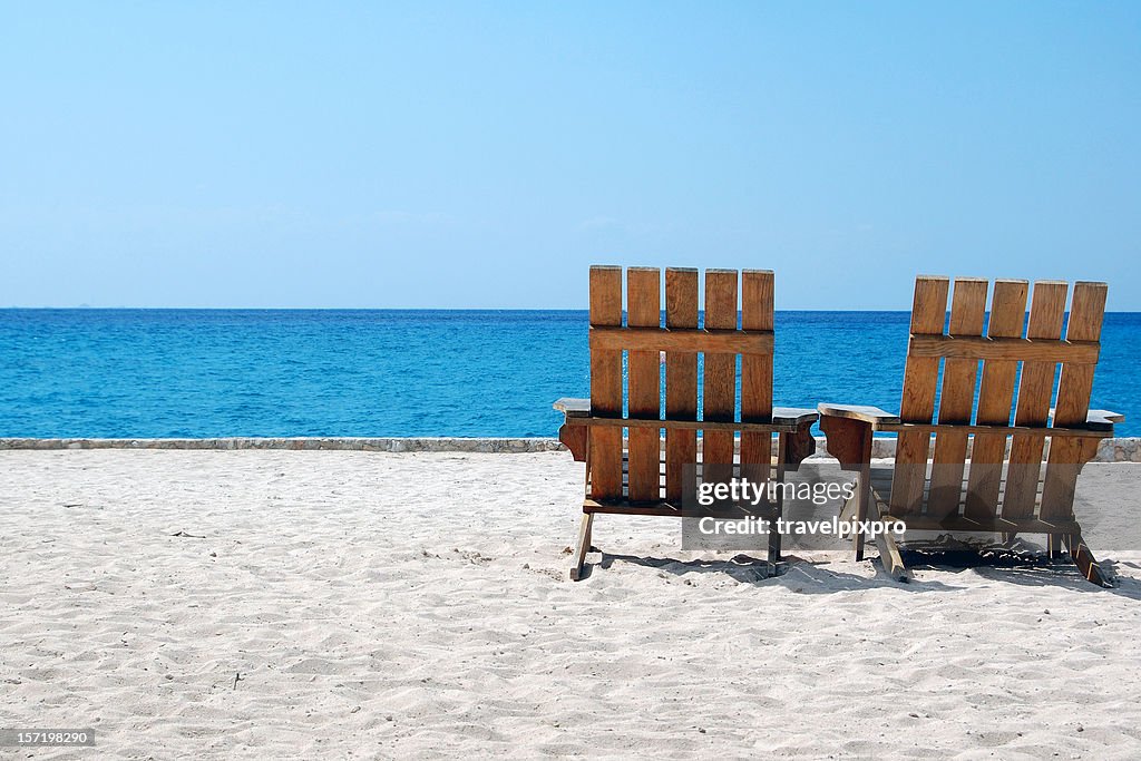 白砂のビーチチェアで、カリブ海を一望します。