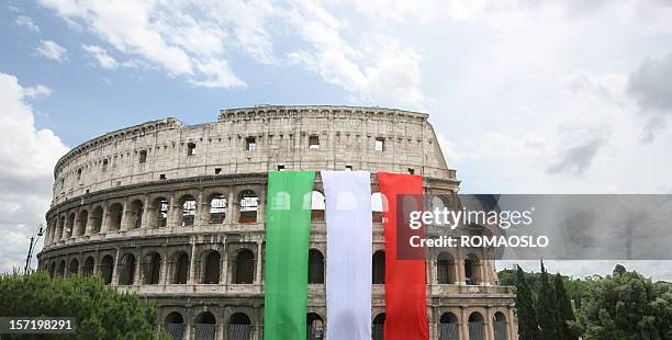 colosseo con la bandiera dell'italia, roma, italia - bandiera italiana foto e immagini stock