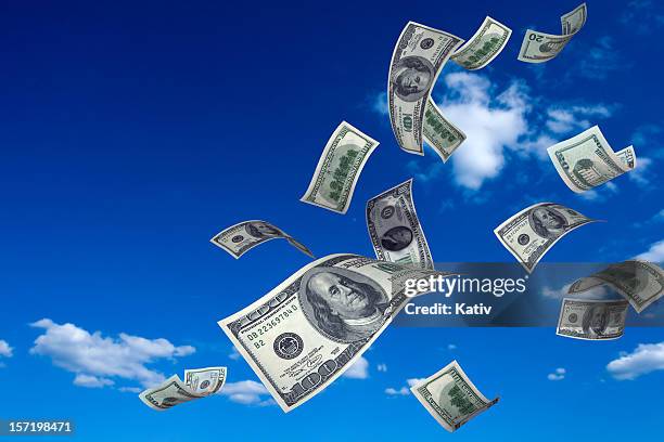 dinero caer del cielo - american one hundred dollar bill fotografías e imágenes de stock