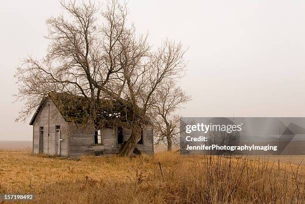 abandonado schoolhouse - escuela rural fotografías e imágenes de stock