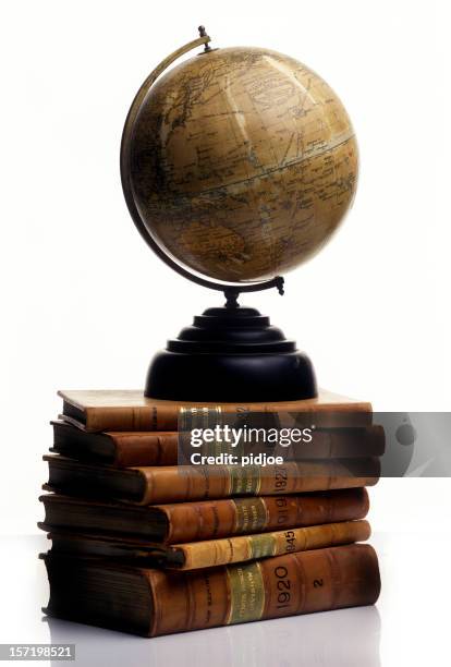 alte welt auf einem haufen von alten bücher - desktop globe stock-fotos und bilder