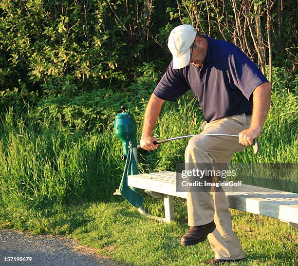 male golfer throwing a temper tantrum and breaking club - angry golfer stockfoto's en -beelden