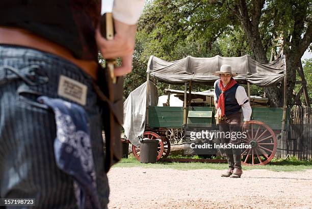 cowboys in una lotta di fucile - cowboy gun foto e immagini stock