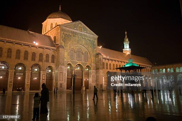 umayyad mosque in damascus at night - grand mosque 個照片及圖片檔