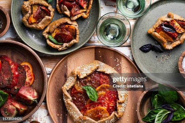 freshly baked rye galette with heirloom tomatoes, basil and olive oil, summer vegetables, healthy vegan food - pie stockfoto's en -beelden