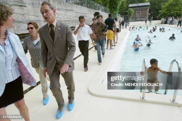 Le maire de Paris Bertrand Delanoë longe le bassin de baignade alors qu'il inaugure le 21 juillet 2004, la troisième opération "Paris-plage"...