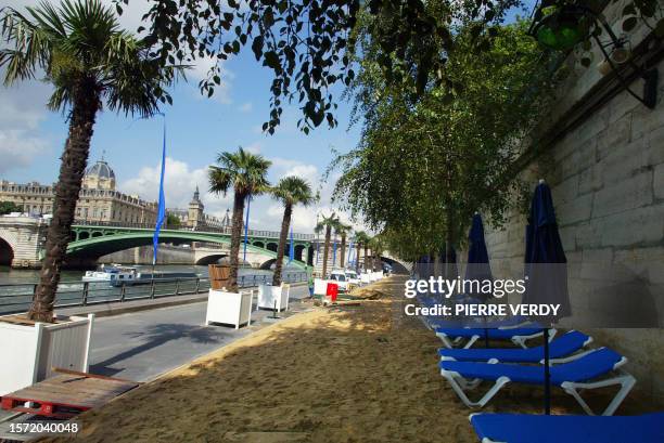 Vue partielle prise le 20 juillet 2004 sur les quais de la Seine à Paris, après l'installation des transats, parasols et palmiers à la veille de...