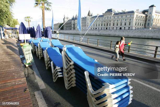 Des enfants quittent les quais de Seine lors de la fermeture de la cinquième édition de Paris-plage, le 20 août 2006 à Paris. Cette édition, fait-on...