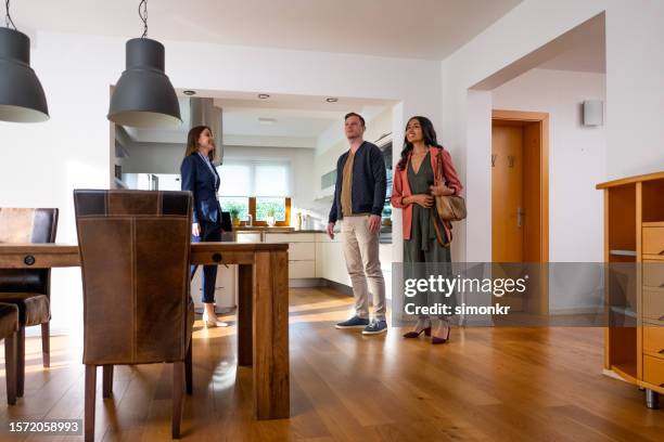 finca agente mostrando casa a pareja - visita de inmuebles en venta fotografías e imágenes de stock